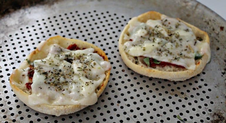 Fresh Herbed Muffin Pizza –  4 WW Points